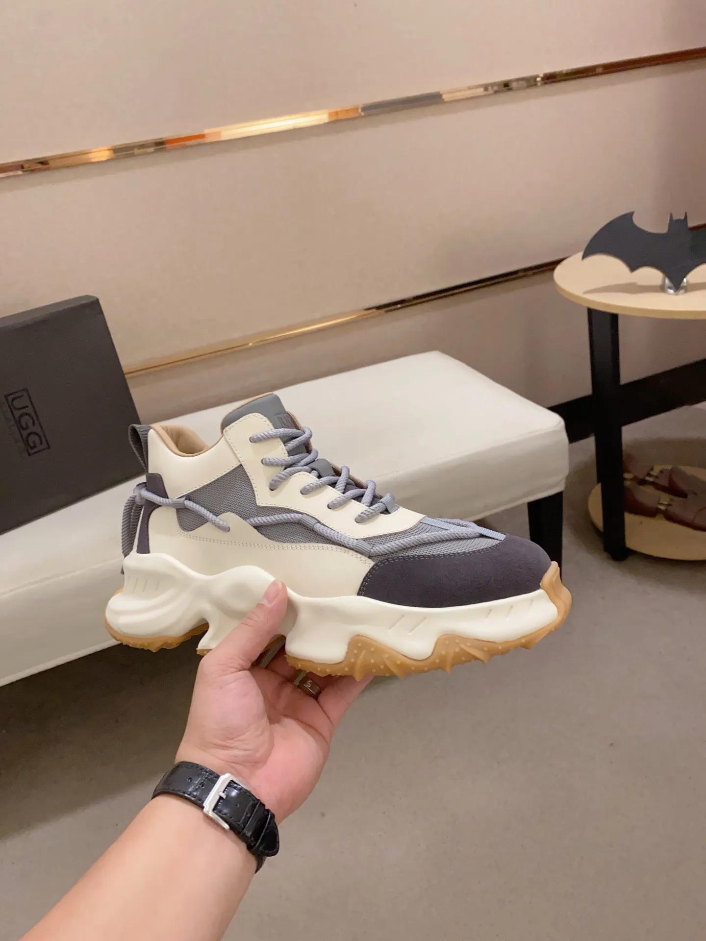 Factory price: 760💰(high-end goods) UGG❄️❄️The latest fashionable men's shoes👟 1:1⃣️Quality, fabric: high-end quality first-layer cowhide imported from Europe. Lining: wool lining, sole: pure imported foam outsole. ❤️High-end goods, fine workmanship, trendy and fashionable. The fit is very classy. If you know the goods, you will not be able to refuse😍😍Number of codes: 39-44